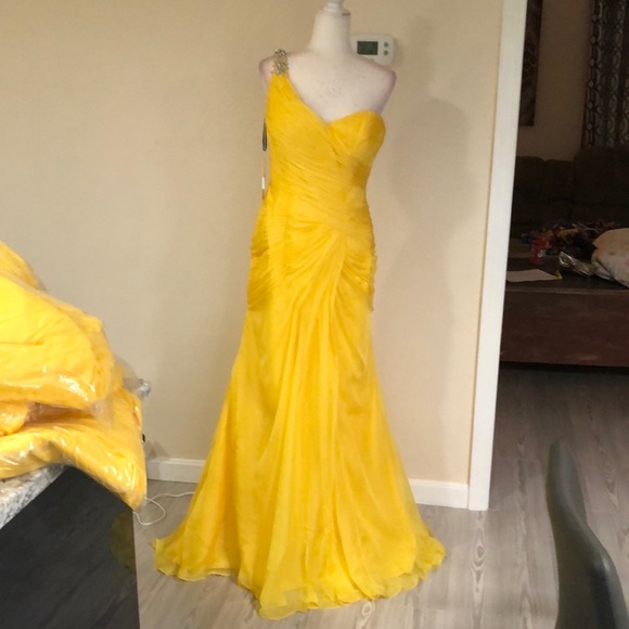 Yellow Chiffon one shoulder - Picture 13 of 13